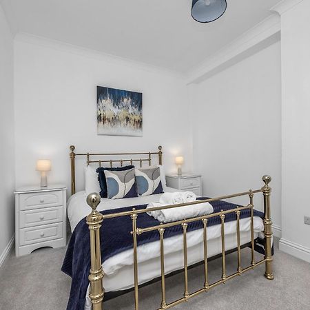 2 Bedroom Flat - With King Sized Beds, Netflix And Sky - Perfect For Contractors, Vacation Guests Or Those Relocating Brighton Bagian luar foto