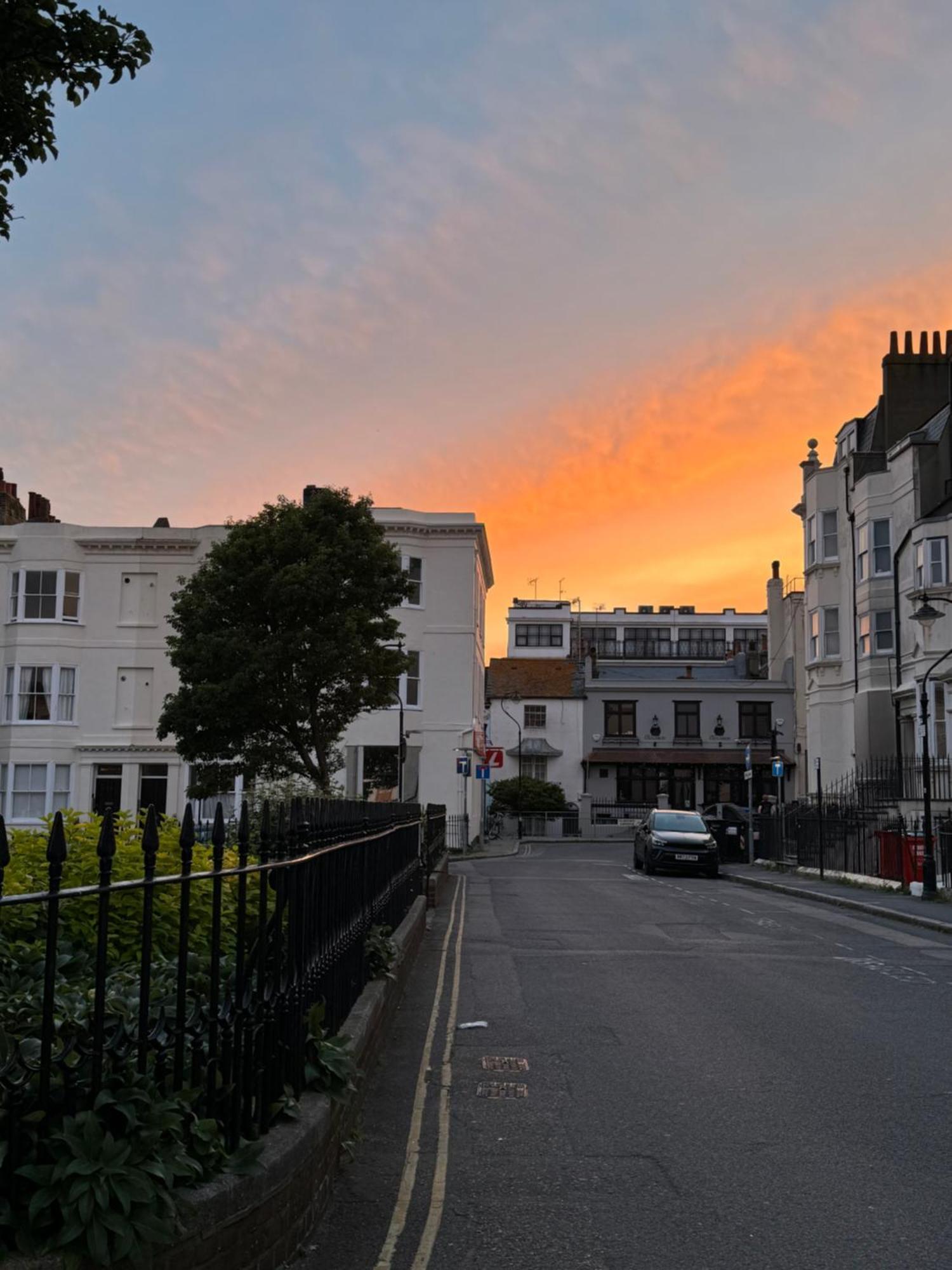 2 Bedroom Flat - With King Sized Beds, Netflix And Sky - Perfect For Contractors, Vacation Guests Or Those Relocating Brighton Bagian luar foto