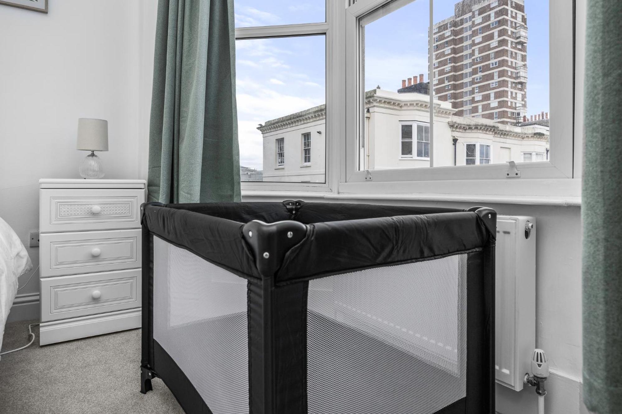 2 Bedroom Flat - With King Sized Beds, Netflix And Sky - Perfect For Contractors, Vacation Guests Or Those Relocating Brighton Bagian luar foto