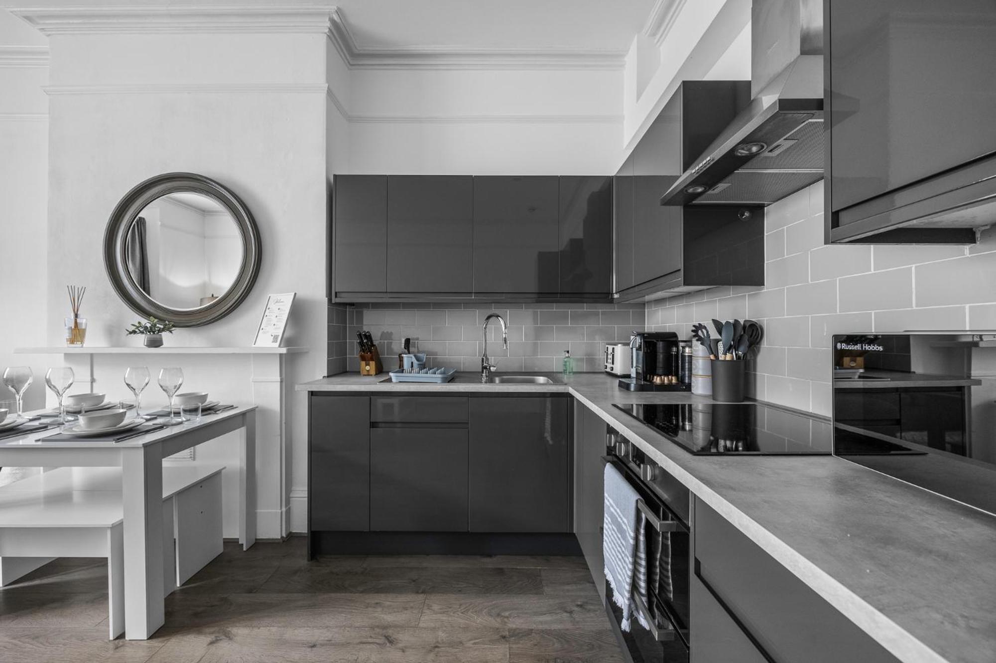 2 Bedroom Flat - With King Sized Beds, Netflix And Sky - Perfect For Contractors, Vacation Guests Or Those Relocating Brighton Bagian luar foto