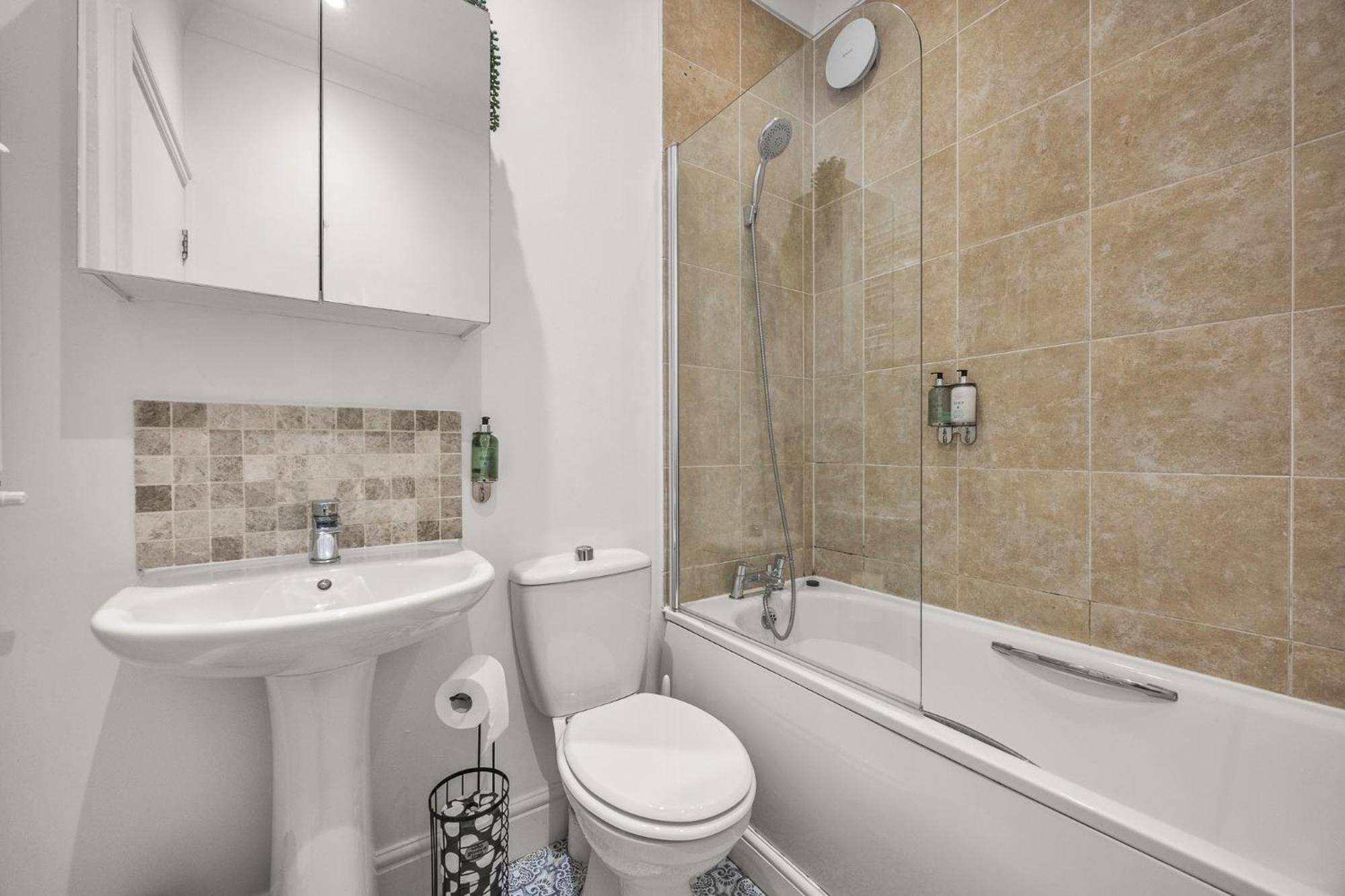 2 Bedroom Flat - With King Sized Beds, Netflix And Sky - Perfect For Contractors, Vacation Guests Or Those Relocating Brighton Bagian luar foto