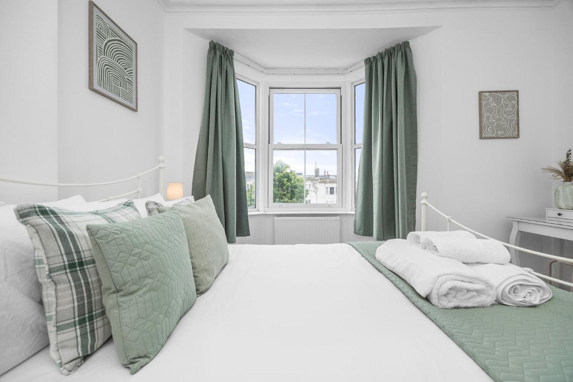 2 Bedroom Flat - With King Sized Beds, Netflix And Sky - Perfect For Contractors, Vacation Guests Or Those Relocating Brighton Bagian luar foto
