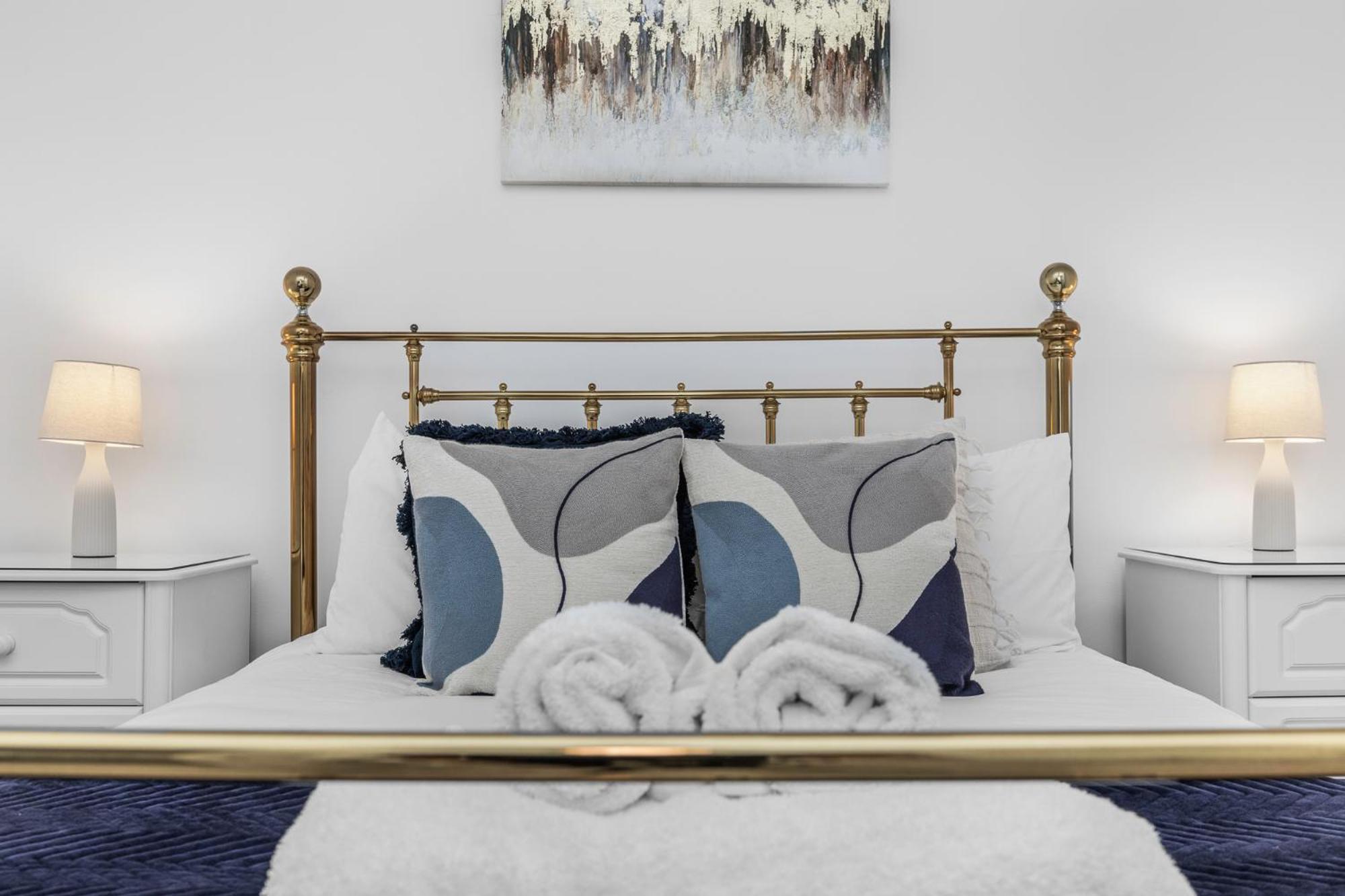 2 Bedroom Flat - With King Sized Beds, Netflix And Sky - Perfect For Contractors, Vacation Guests Or Those Relocating Brighton Bagian luar foto