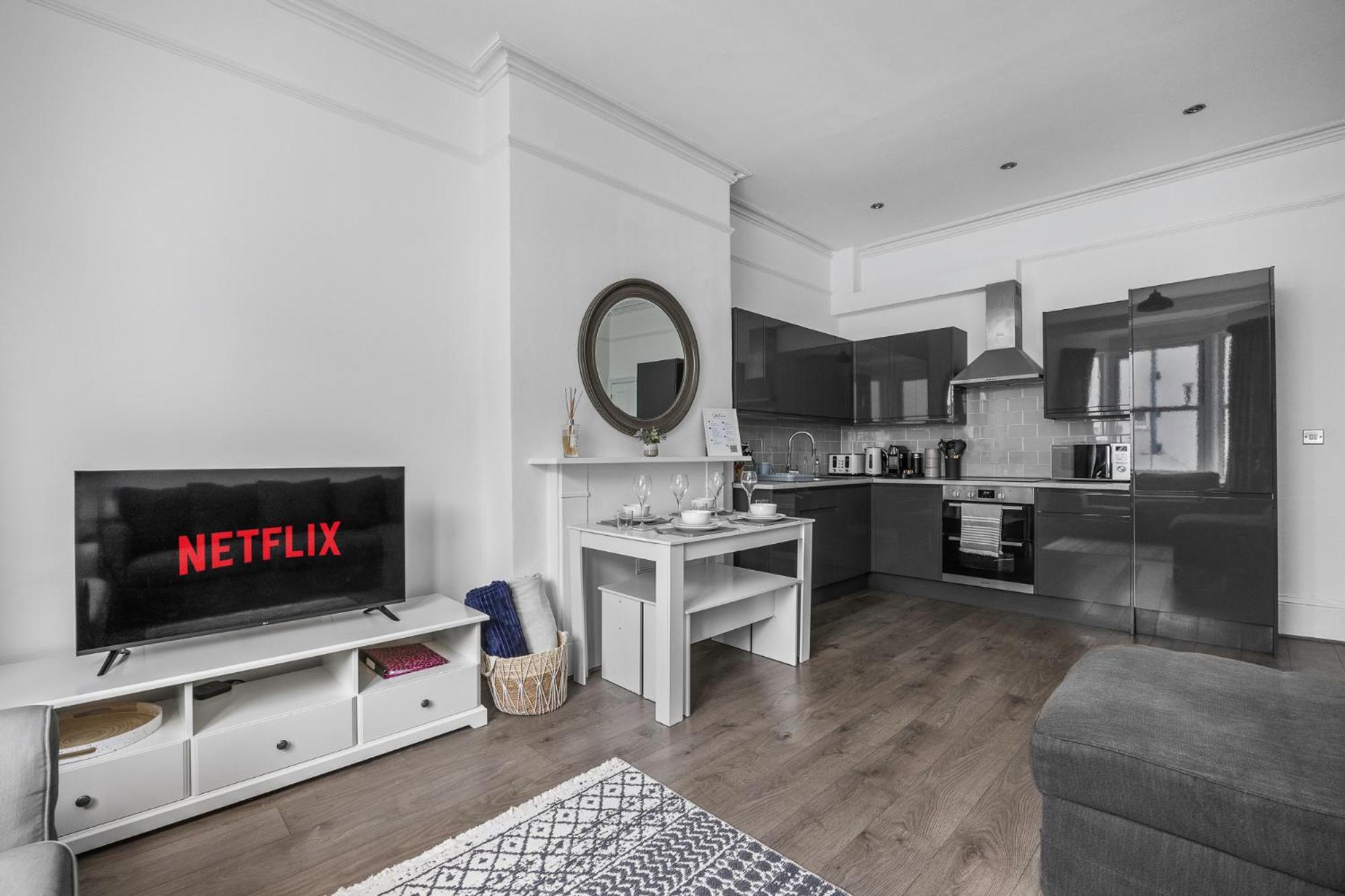 2 Bedroom Flat - With King Sized Beds, Netflix And Sky - Perfect For Contractors, Vacation Guests Or Those Relocating Brighton Bagian luar foto