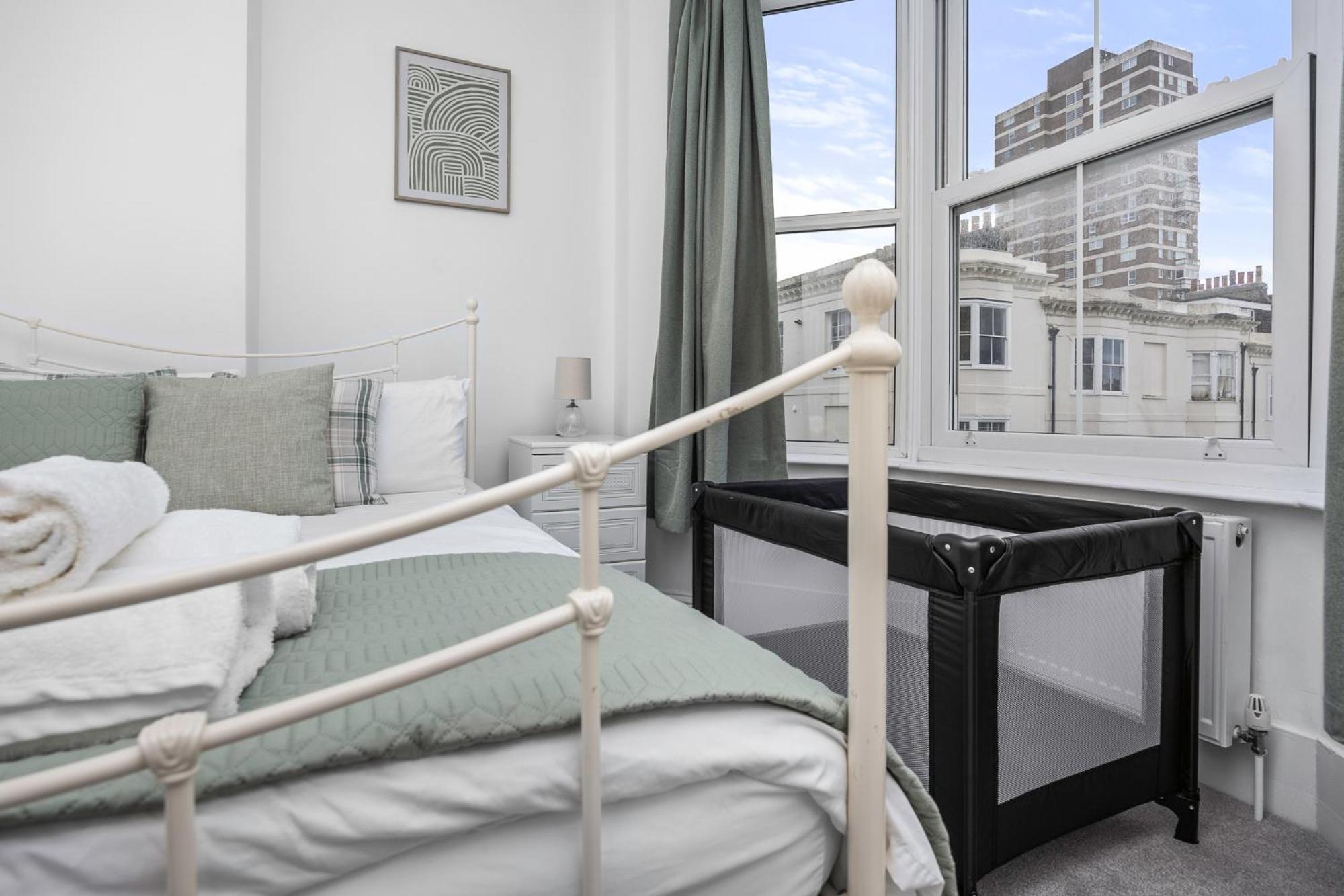 2 Bedroom Flat - With King Sized Beds, Netflix And Sky - Perfect For Contractors, Vacation Guests Or Those Relocating Brighton Bagian luar foto