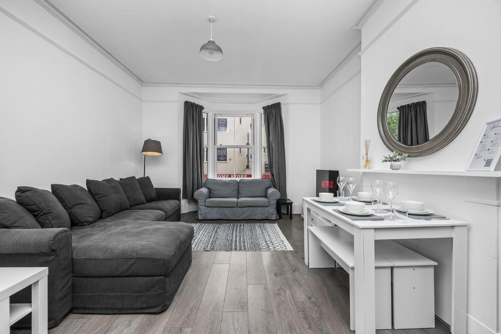 2 Bedroom Flat - With King Sized Beds, Netflix And Sky - Perfect For Contractors, Vacation Guests Or Those Relocating Brighton Bagian luar foto