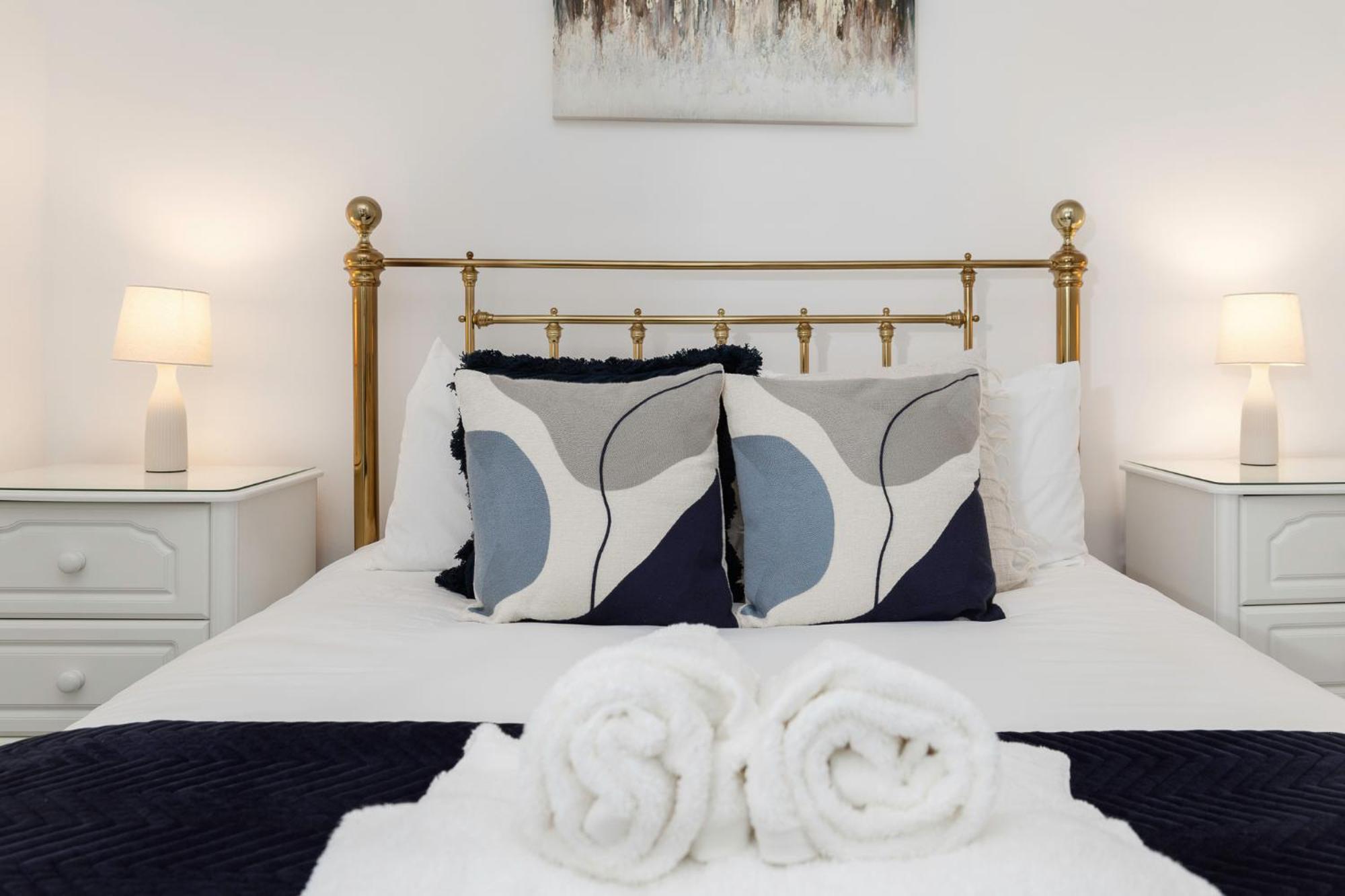 2 Bedroom Flat - With King Sized Beds, Netflix And Sky - Perfect For Contractors, Vacation Guests Or Those Relocating Brighton Bagian luar foto