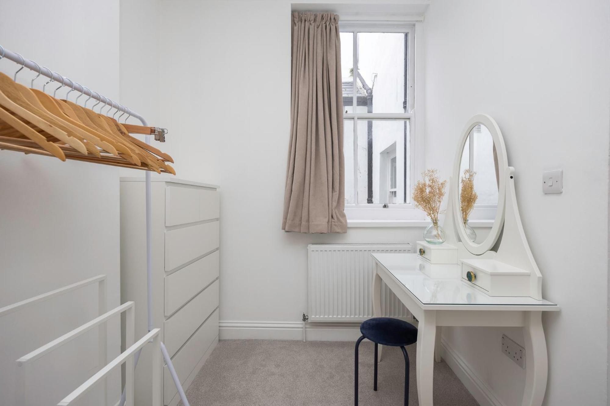 2 Bedroom Flat - With King Sized Beds, Netflix And Sky - Perfect For Contractors, Vacation Guests Or Those Relocating Brighton Bagian luar foto