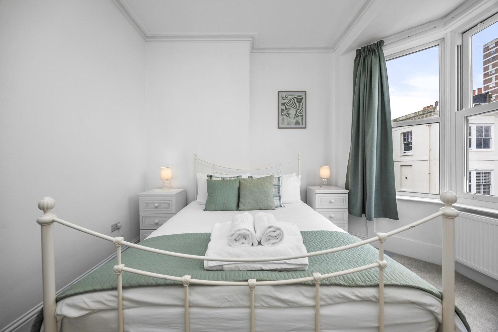 2 Bedroom Flat - With King Sized Beds, Netflix And Sky - Perfect For Contractors, Vacation Guests Or Those Relocating Brighton Bagian luar foto